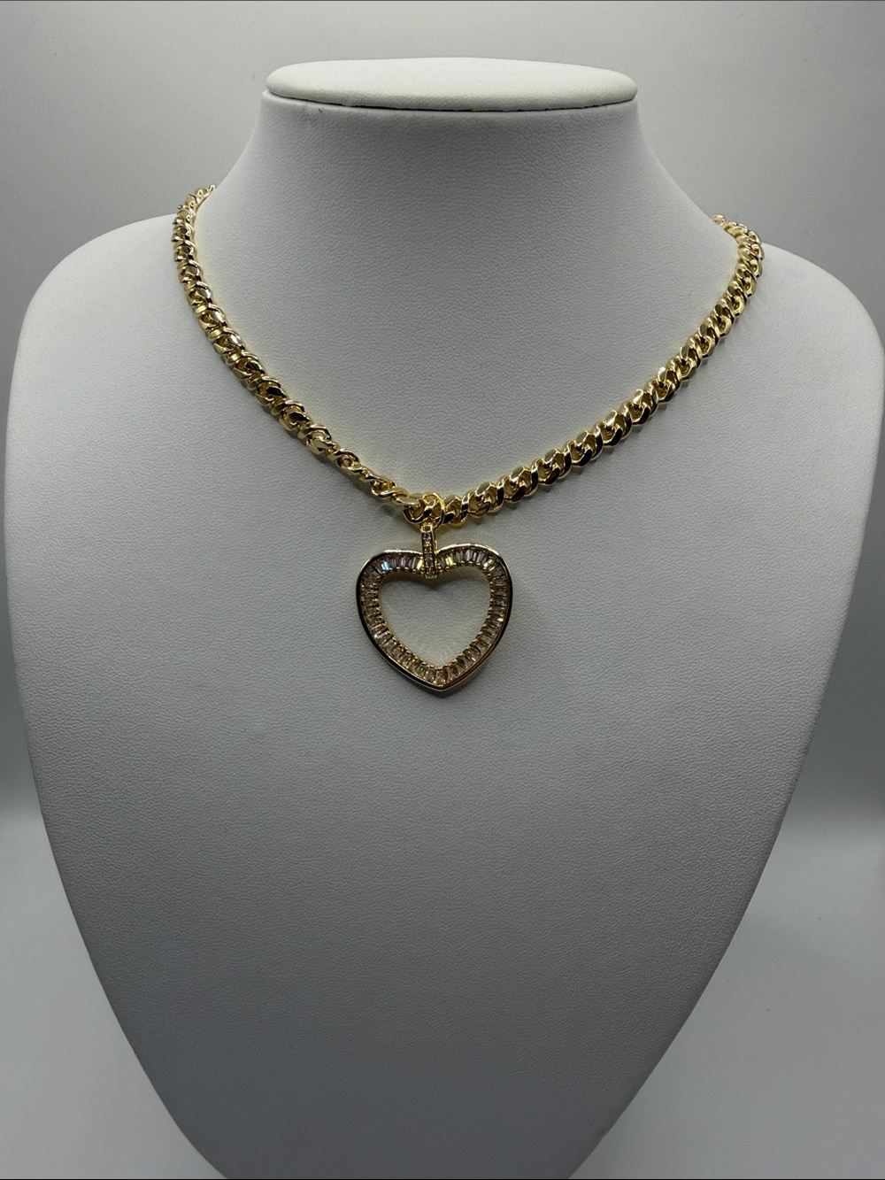 050. Gold Heart Pendant Chain Necklace. 19 1/2”
